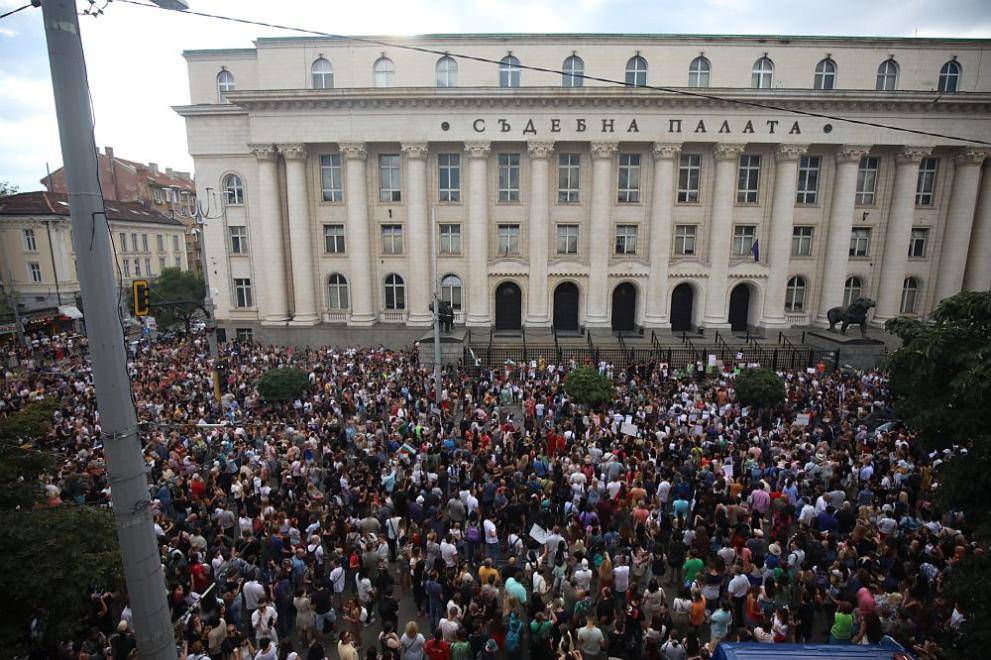 Протестът срещу насилието над жени пред Съдебната палата в София